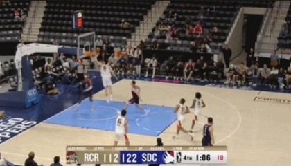 开云登录网址入口-防守确实好起来了！杨瀚森先送钉板大帽 随后贴防逼迫对手失误