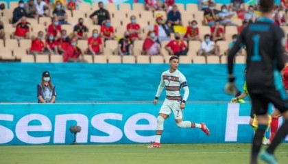 开云线上入口-比葡闷战C罗陷入孤寂 裁判表现灾难级